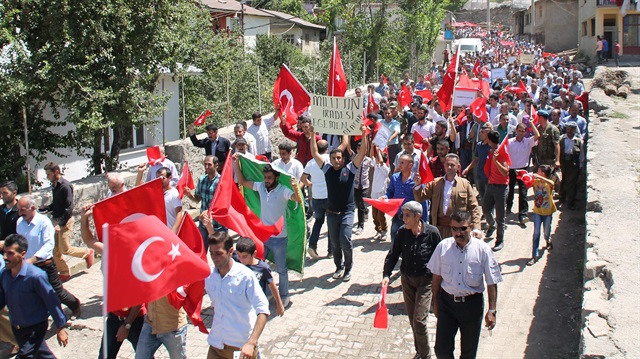 Beytüşşebap'ta bölgenin tüm aşiretleri, darbe girişimine karşı ellerindeki Türk bayraklarıyla yürümüştü.