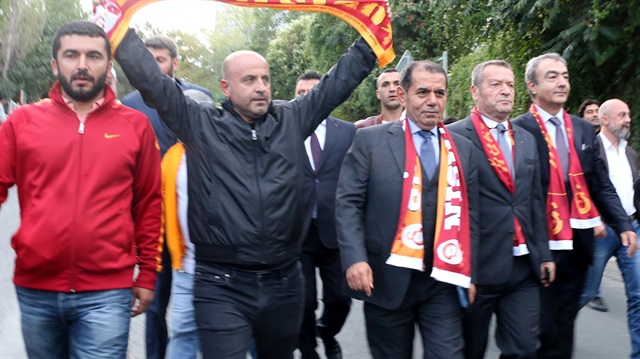 Galatasaray Başkanı Dursun Özbek, Beşiktaş maçına sarı-kırmızılı taraftarlarla birlikte gelmişti. 
