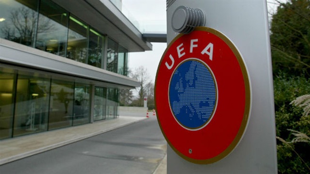 UEFA disiplin ve etik kurulu Legia Varşova'ya 1 maç seyircisiz oynama cezası verdi.