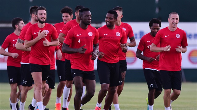 Antalyaspor yönetiminin affettiği Samuel Eto'o takımla birlikte çalışmalara başladı. 
