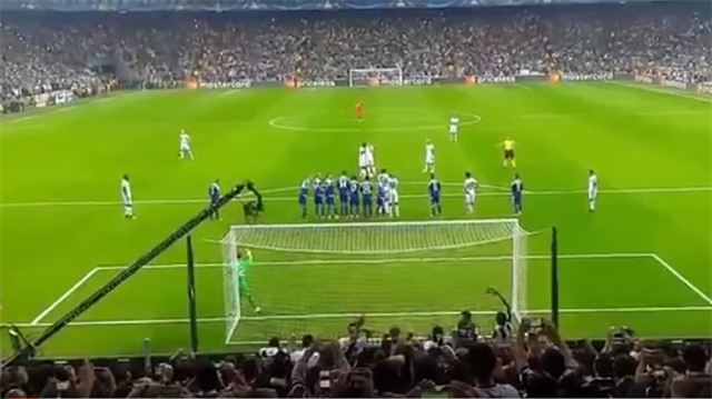 15 farklı kişi tarafından çekilmiş tribün görüntüleri ile Quaresma'nın Dinamo Kiev'e attığı muhteşem frikik golü.