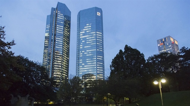  2015 yılında 6,8 milyar avro zarar eden ve geçen yıl binlerce çalışanını işten çıkarmayı planladığını açıklayan Deutsche Bank, zor günler geçiriyor.