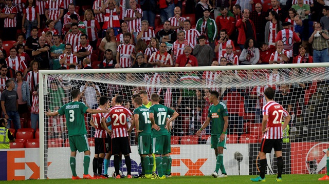 Athletic Bilbao-Rapid Vienne karşılaşmasına, bir pozisyonda 3 farklı karar veren hakem Tony Chapron damgasını vurdu.