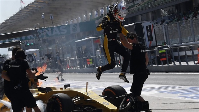 Formula 1 Dünya Şampiyonası'nda pazar günü düzenlenecek Malezya Grand Prix'si öncesi antrenman turlarında Renault takımından Kevin Magnussen'in aracı yandı. Ortaya ise bu görüntüler çıktı.