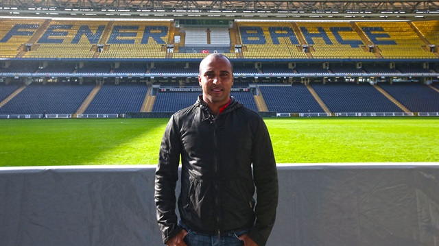 Fenerbahçe'nin eski futbolcusu Deivid de Souza sarı lacivertli kulüpten antrenörlük teklifi aldığını açıkladı. 
