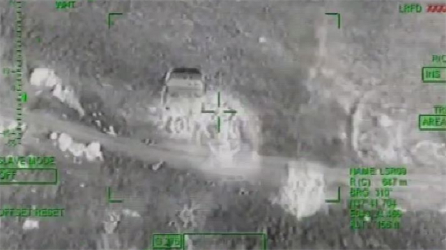 Yerli helikopter ATAK'ın, PKK'lı teröristlerce yol kenarına bırakılan aracı imha etmesi görüntülendi. 