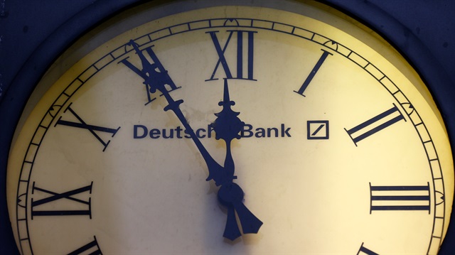 Almanya'nın en büyük bankası Deutsche Bank'ın çöküşten kurtulabilmesi için zaman daralıyor.