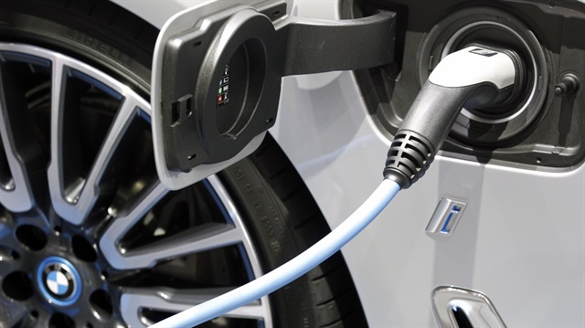 BMW, elektrikli otomobillerle Tesla Motors'a rakip olmayı hedefliyor.
