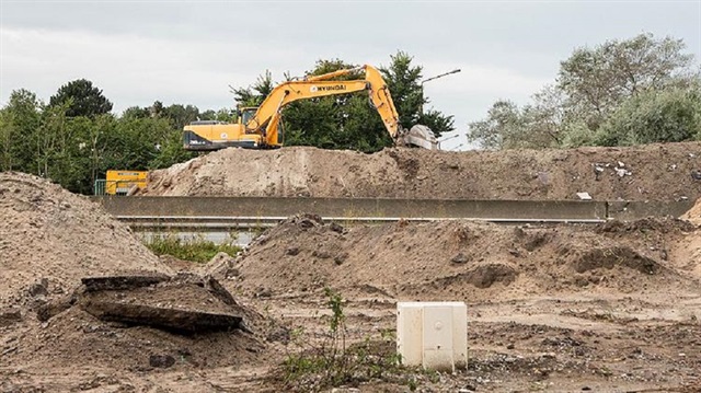 Calais Belediye Başkanı Bouchart, duvarın inşasını durdurma kararı aldı.
