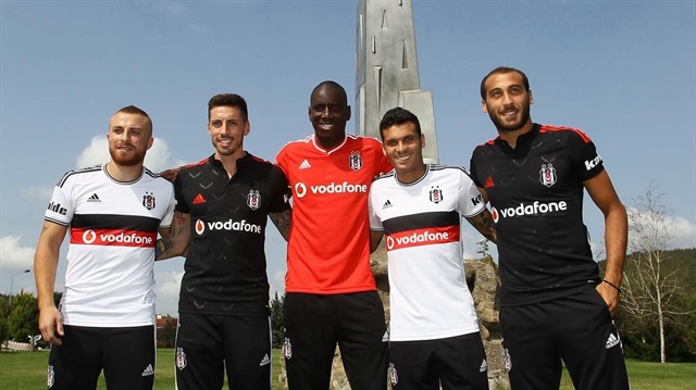 2013 yılında Beşiktaş'a transfer olan Gökhan Töre bu sezon başında West Ham United'a kiralanmıştı. (Solda)