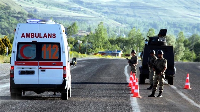 Askeri aracın geçişi sırasında PKK'lı teröristlerce yola döşenen el yapımı patlayıcı infilak ettirildi. 