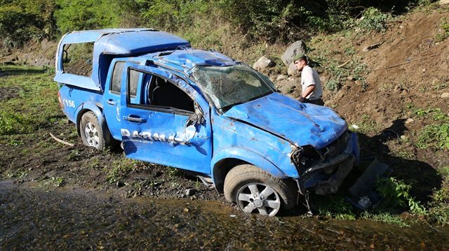 Jandarma aracının dereye devrilmesi sonucu 2 asker yaralandı. 