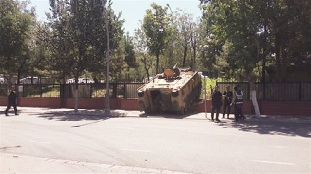 15 Temmuz darbe girişiminde bulunan FETÖ mensubu hainler, nizamiyesi kontrol altına alınan Çakmak Kışlası'ndan böyle kaçmaya çalışmıştı.