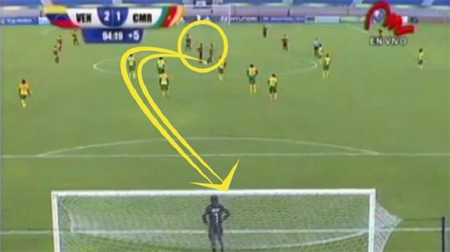 Venezuelalı kadın futbolcu Castellanos, Kamerun'la oynanan mücadelede santradan gol attı.