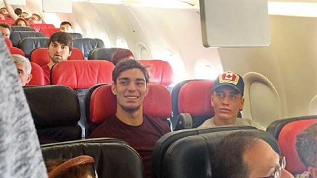 Emre Mor ve Kaan Ayhan Konya'ya hareket eden uçakta ekonomi sınıfında yolculuk etti. 