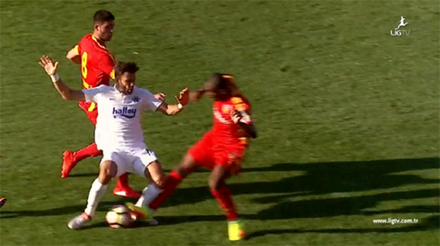Kayserispor'un orta saha oyuncusu Samba Sow, Kasımpaşa maçında bu pozisyonun ardından kırmızı kart görmüştü.