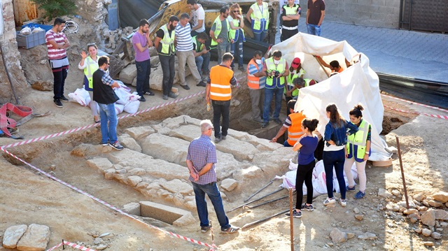 İnşaat temeli kazısı sırasında 2 bin 400 yıllık oda mezarı bulundu.