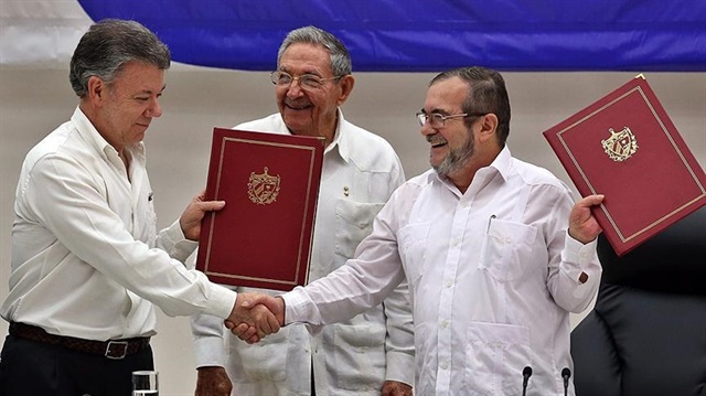 Kolombiya Devrimci Silahlı Güçleri (FARC) ile Kolombiya Hükümeti arasında 52 yıllık savaşı sona erdiren 'tarihi' nitelikteki barış anlaşması Küba'da imzalanmıştı. Kolombiya Devlet Başkanı Juan Manuel Santos (Solda)