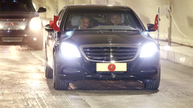 Cumhurbaşkanı Recep Tayyip Erdoğan ve Başbakan Binali Yıldırım makam aracıyla Avrasya Tüneli'den geçti.