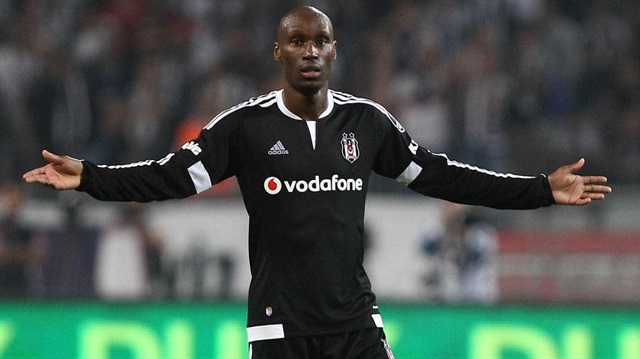 Beşiktaş'ın defansif orta saha oyuncusu Atiba'nın Başakşehir maçı kadrosu görselinde sağ kanatta gösterilmesi sosyal medyada tartışma çıkardı. 