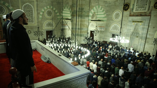 Yüzlerce gencin bir araya geldiği sabah namazı buluşmaları ilerleyen haftalarda da devam edecek.