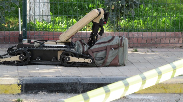 Şüpheli çanta, bomba imha robotu ile kontrol edildi. 