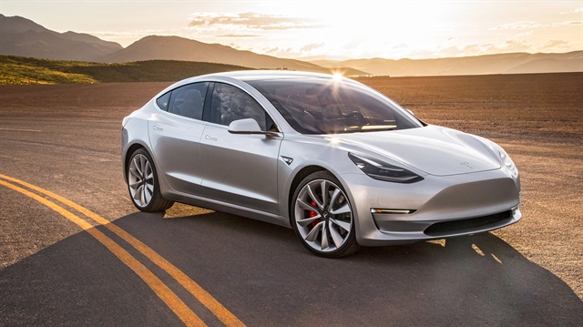 Model 3’ün yaklaşık 35 bin dolardan satışa sunulması bekleniyor.