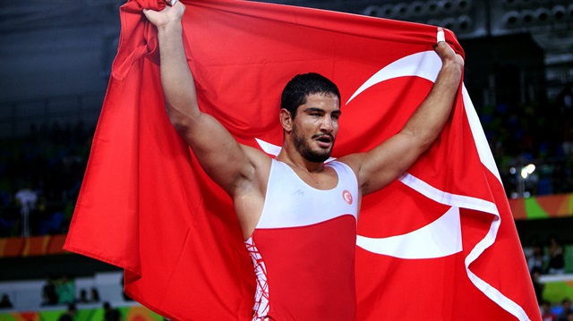 Taha Akgül, Dünya Güreş Birliği'nin her yıl geleneksel olarak yayımladığı dünyanın en iyi güreşçileri listesinde ilk sırada yer aldı.
