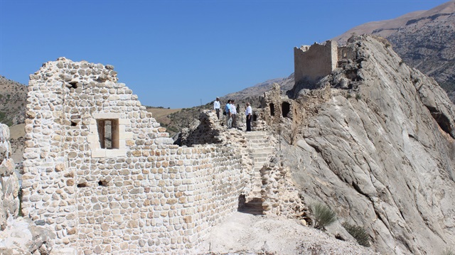 2 bin yıl önce yapılan mühendislik harikası Eski Kahta Kalesi'nde restorasyon çalışmaları devam ediyor.