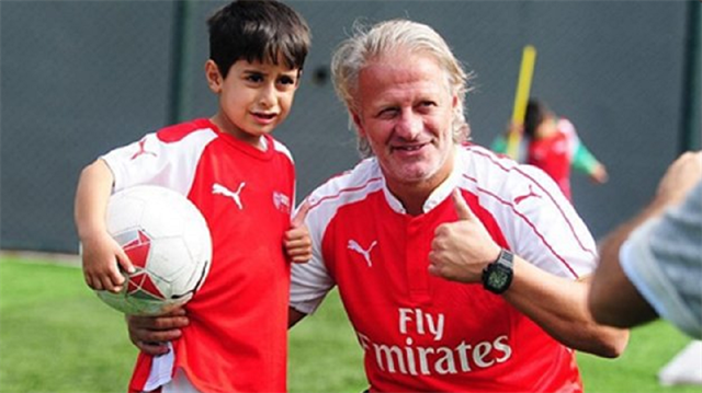 Tugay Kerimoğlu Arsenal formasını giydi, minik futbolculara kornerden gol atmayı öğretti.