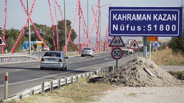 Kazan Belediyesi tarafından ilçenin girişindeki trafik tabelasının, 'Kahraman Kazan' şeklinde değiştirilmesi dikkati çekmişti.