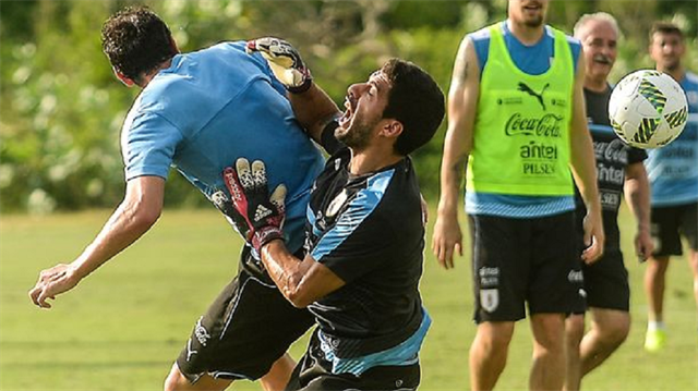 Uruguay Milli Takımı'nın yıldız golcüsü Luis Suarez, antrenmanda Diego Godin ile çarpışarak kısa süreli bir sakatlık geçirdi.