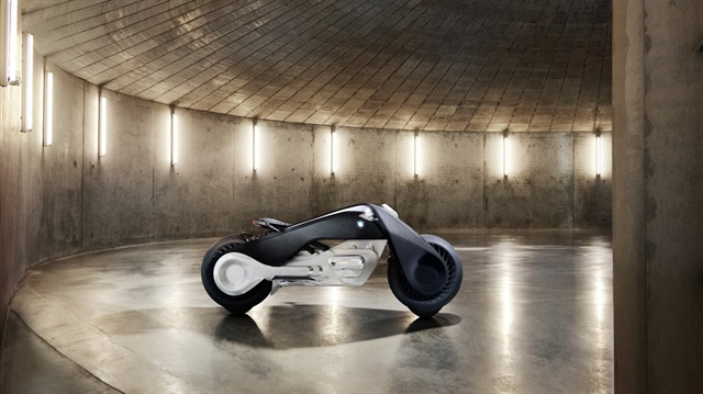 BMW Motorrad Vision Next 100 adlı motor, kasksız kullanılabilecek kadar güvenli.