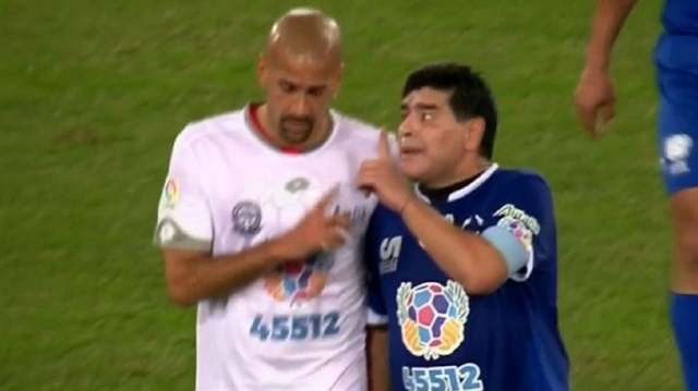 Diego Maradona, vatandaşı Sebastian Veron'la özel maçta tartıştı.