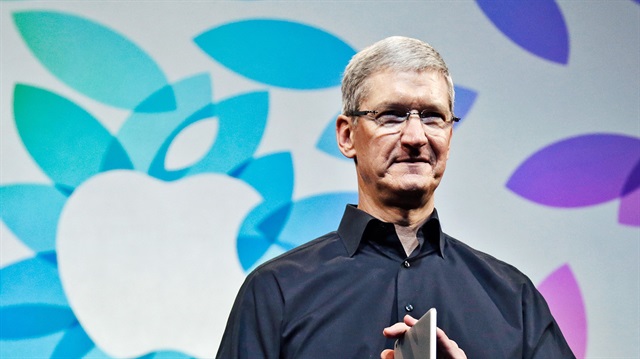 Tim Cook, Steve Jobs'un 24 Ağustos 2011 tarihinde Apple'ın CEO'luğundan ayrılmasının ardından Apple'ın yeni CEO'su olmuştur. Cook, Apple'a Mart 1998'de katılmıştı