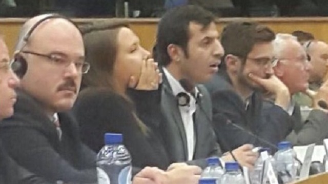 Sol taraftaki gözlüklü kişi TUSKON'un AB'deki temsilcisi Serdar Yeşilyurt. Kadının sağındaki kişi ise terör örgütü PKK'nın sözde temsilcisi