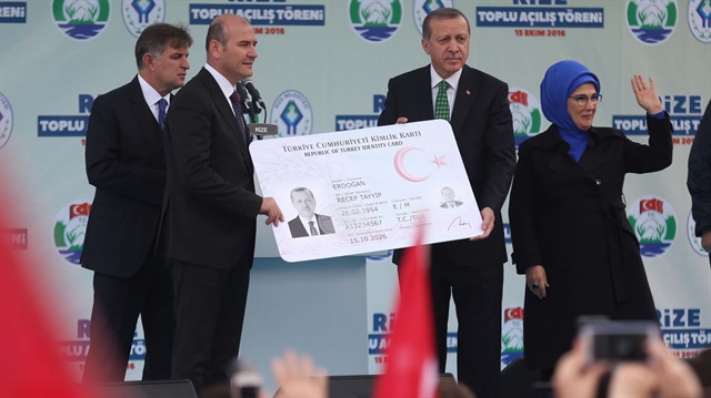 Cumhurbaşkanı Recep Tayyip Erdoğan Rize'de yeni kimlik kartını İçişleri Bakanı Süleyman Soylu'nun elinden aldı.
