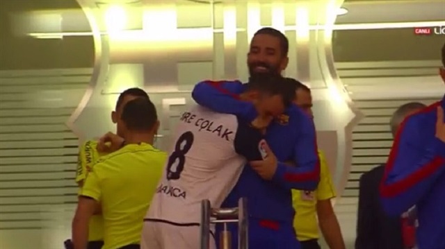 Barcelona-Deportivo maçı öncesinde Emre Çolak ve Arda Turan böyle sarıldı. 