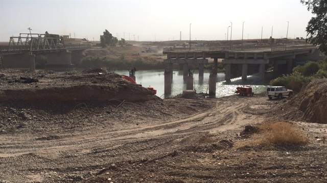 Terör örgütü DAEŞ'in Musul sınırında patlattığı köprü.