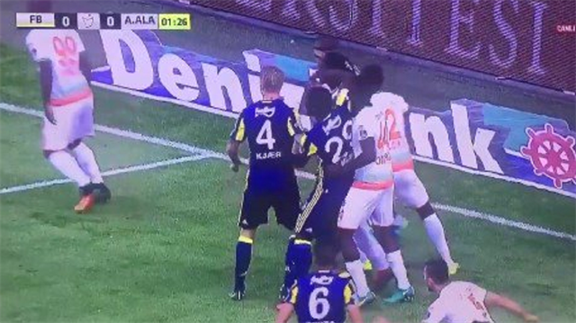 Fenerbahçe'nin golcüsü Emenike, Alanyasporlu Kenneth Omeruo'ya ceza sahası içinde dirsek attı. (Görüntü Lig TV'den alınmıştır.)