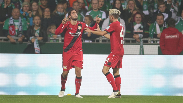 Hakan Çalhanoğlu, bu sezon Bundesliga'daki ilk golünü Werder Bremen'e karşı kafayla attı.