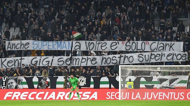 Juventus taraftarları, milli takımda yediği hatalı golle tartışmaların odağı haline gelen Buffon'a pankart açarak destek çıktı.