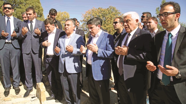 Yasin Aktay, teröristlerin şehit ettiği AK Parti Dicle İlçe Başkanı Aktert’in mezarını ziyaret etti.
