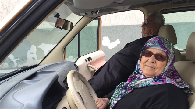 Ayşe Özgür, eşi emekli olmasına rağmen halen "şoförlüğünü" yapmayı sürdürüyor. 