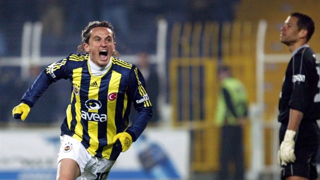 Tuncay Şanlı 2002 yılında Sakaryaspor'dan Fenerbahçe'ye transfer olmuştu. Sarı lacivertlilerde 5 yıl forma giyen ve performansının zirve noktasına ulaşan futbolcu sonrasında İngiliz ekiplerinden Middlesbrough'a imza atmıştı. 
