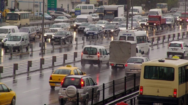 İstanbul trafiğinde yağmur nedeniyle yoğunluk oluştu. 
