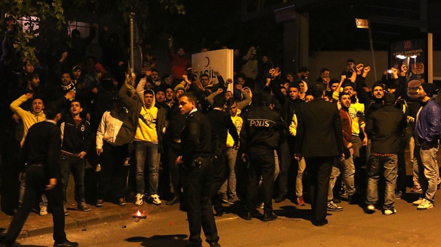 Futbol yorumcusu Rasim Ozan Kütahyalı'nın yorum yaptığı kanalının önüne giden bir grup Fenerbahçe taraftarı, Kütahyalı'yı protesto etti.
