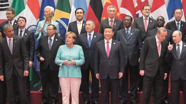 Çin'de, 4-5 Eylül'de düzenlenen G20 Liderler Zirvesi'nde aile fotoğrafının çekilmesi sırasında Türkiye Cumhuriyeti Cumhurbaşkanı Recep Tayyip Erdoğan ve Rusya Devlet Başkanı Vladimir Putin'in samimi sohbetini ABD Başkanı Barack Obama böyle izlemişti.