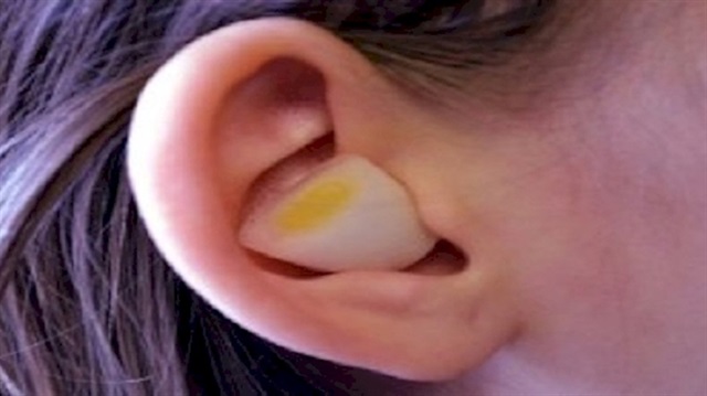 Bir türlü kesilmeyen öksürükleriniz mi var? Eczaneden aldığınız şuruplar bir işe yaramıyor mu? İhtiyacınız olan şey soğan suyu! Evet belki nefesiniz pek hoş kokmayacak ama sakızla, diş macunuyla o kokuyu bastırabilirseniz soğan suyu öksürüğünüzü kısa sürede bünyenizden söküp atacaktır!