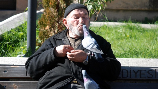 Mehmet Terzi, güvercinleri leblebileri verirken böyle görüntülendi.